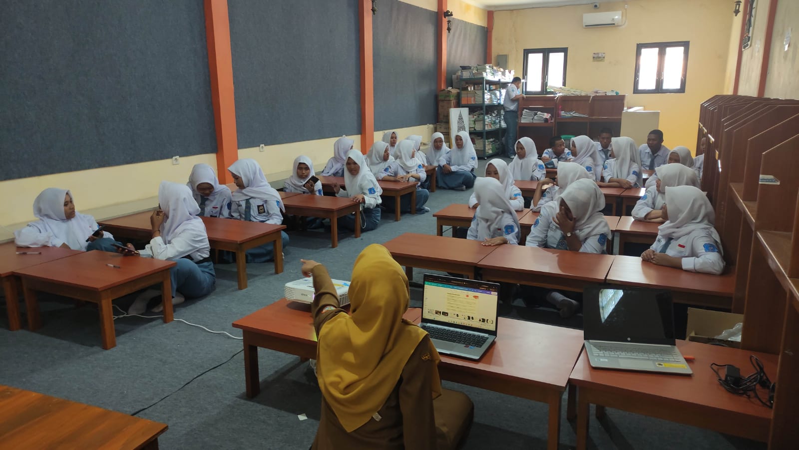 Pelatihan teknik cerdas mengulas buku 11
